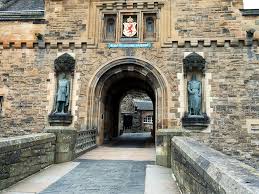 Dort findest du den northumberland nationalpark, alnwick castle und holy island nördlich von. Schottland Edinburgh Castle Und Holyrood Palace Gedankenfunken