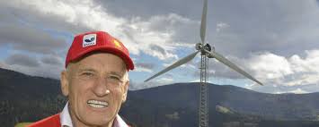 Landwirt baut 30 Meter hohes Windrad auf Betrieb