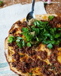 Knusprige Lahmacun Selber Machen Saftiges Hackfleisch Auf Hauchdunnem Pizzateig Und Einer Grossen Portion Fris Lahmacun Rezept Turkische Pizza Rezepte Rezepte