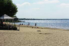 Retrouvez aussi toutes les informations locales, immobilières, professionnelles ou de loisirs de la commune de cazaux (09120). Plage Du Lac De Cazaux La Teste De Buch 33 Gironde Aquitaine Plages Tv