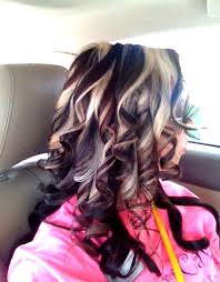 The bold color of highlights is kept in the outer strands of the hair. Chunky Platinum Highlights Red And Dark Brown Low Lights Bold Hair Contrast Brunette Hair Color Blonde Hair With Highlights Blonde Hair Color