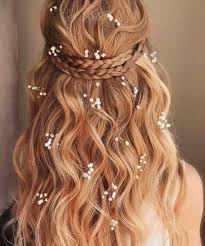 Capelli sposa raccolti morbidi con fiori bianchi a ornare l'acconciatura. Acconciature Sposa 2022 Le Piu Belle In 150 Immagini