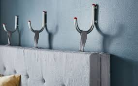 Zblizenie Oparcia Sofy Wiszacego Na Trzech Hakach Wbitych W Sciane Matratzen Sofa Couch Selber Bauen Sitzbank Mit Ruckenlehne