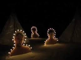Éléments sculptés se révèlent en blanc phosphorescent sous l'effet d'une lumière noire. Art Web Radio Claude Leveque La Nuit 1984 Youtube