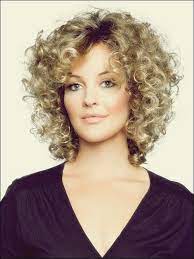 25 grossartige und neueste kurze haarschnitte fur lockiges haar frisur ideen lockige frisuren kurze lockige frisuren haarschnitt fur lockige haare