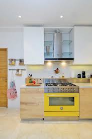 Idealnya, tata letak dapur harus terlihat alami tetapi anda juga harus memastikan bahwa zona memasak bukanlah jalan desain interior dapur dominasi putih. Cantiknya Desain Dapur Scandinavian Untuk Rumah Mewah Arsitag