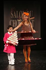 Najoua Belyzel Chanteuse Et Le Petit Gabriel Au Defile Du 13eme Salon Du Chocolat 2007 Robe De Bouquetiere Defile Mode Mode