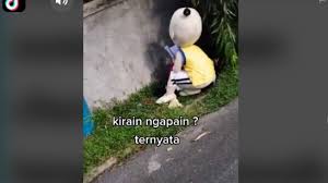 1 jam bisa membaca al qur an toko buku islam online jual buku. Pria Berkostum Badut Duduk Di Pojokan Ternyata Baca Alquran Sama Anaknya Berita Hits