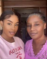 La chanteuse Bedjine et sa mère.