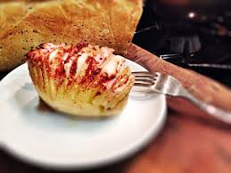 Per il resto però la ricetta può essere adattata e modificata a piacere riempiendo le patate come vogliamo. Patate Hasselback La Svezia Nel Piatto Raccontidicucina