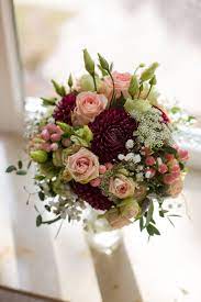 Er ist ein schöner grund zur freude für sie, aber auch für die damen, die auf ein. Brautstrauss Bordeaux Dahlien Rosa Farbkonzept In 2020 Blumenstrauss Hochzeit Hochzeit Farbpalette Blumenschmuck Hochzeit