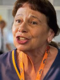 Muito feliz que a TV Globo voltou a dar espaço para atores veteranos. Muito  feliz em ver a atriz Iara Janra de Selva de pedra e tanto trabalhos de  volta em Mania