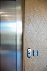 Habillage Mural En Bois Tresses Pour Une Decoration D Interieur A L Esprit Chic Hubler Tresse A La Main Ses Bois Pour R Habillage Mural Bardage Bois Habillage