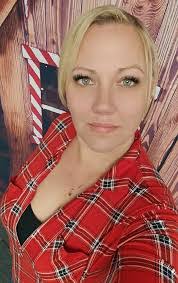 Carrie Dehn's Instagram, Twitter & Facebook