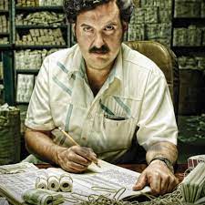 Antes de dejarse el bigote y las patillas largas, antes de ponerse en los zapatos de pablo emilio escobar gaviria y aprender desde su firma hasta. Entrevista Con El Actor Andres Parra Y Su Papel En Pablo Escobar El Patron Del Mal By Teresa Garza 3