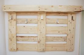 Garderobe bank mit kleiderablage aus paletten. Couchtisch Aus Europaletten Garderobe Aus Paletten Selber Bauen Haus Design Ideen