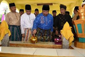 Laksamana raja di laut bersemayam di bukit batu ahai hati siapa ahai tak terpaut mendengar lagu zapin melayu. Datuk Laksamana Raja Di Laut Sumber Inspirasi