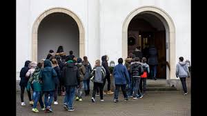 Der wegen des vierfachmordes von rupperswil zu einer lebenslänglichen haft verurteilte angeklagte (links) will, dass sein fall vor dem. Gedenkfeier Fur Die Opfer Von Rupperswil Rupperswil Mord Trauerfeier Gottesdienst Kirche Youtube