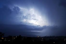 Durant cette période, la situation météorologique de l'archipel sera ponctuée de passages successifs d'ondes tropicales plus ou moins actives. Meteo Que Signifient Les Niveaux D Alerte Jaune Orange Et Rouge