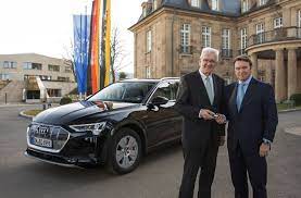 Acht prozent zufrieden geben, wenn sie sich dera. Dienstwagen Des Ministerprasidenten Kretschmann Fahrt Jetzt Einen Audi Stuttgart Stuttgarter Nachrichten