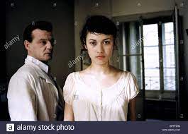 Un an plus tard, elle part pour paris où elle apprend le français en seulement six mois. Marc Barbe Olga Kurylenko L Annulaire 2005 Stockfotografie Alamy
