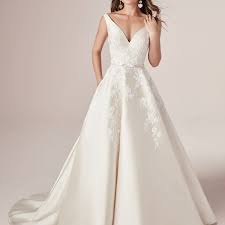 Lightweight ball gown wedding dresses for your warm weather celebration. 44 Wedding Dresses With Pockets