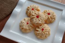 Kami berikan resepi biskut dahlia ini untuk anda cuba sendiri kesedapan biskut raya ini dengan rasa sedikit rangup diluar tapi lembut di dalam.rasa rangupnya terhasil daripada tepung jagung dan kelembutan. Semperit Susu Azie Kitchen