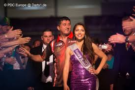 He moved to vienna in 1993 and learned to play darts at his brother's café. Mensur Suljovic Dartspieler Portraits Bei Darts 1