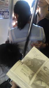 画像】満員電車でパイタッチ、JKパンチラ、勃起擦り付けなどラッキースケベまとめ – オカズランド