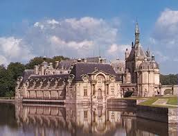 Cathédrale d'amiens, de style gothique, place d'arras aux influences de baroque flamand ou château de chantilly d'inspiration renaissance. Picardy History Culture Geography Map Britannica