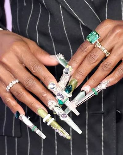 Las tendencias de uñas pasadas de moda para 2026 💅🏻 Dejamos atrás las tendencias que marcaron 2025 para dar paso, esta temporada, a una manicura más natural y sofisticada: ❌ Formas puntiagudas