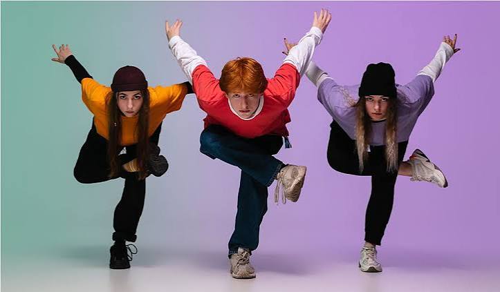 Travelling in dance - Dance - essential skills and techniques - GCSE Physical Education Revision - AQA - BBC Bitesize