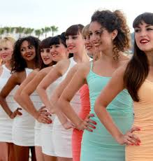 Elle succède au crazy horse à clotilde courau, arielle dombasle ou dita von teese, elles aussi guests de la troupe de danseuses le temps noémie lenoir devient danseuse au crazy horse. Crazy Girls The Artists Of The Famous Crazy Horse S Company