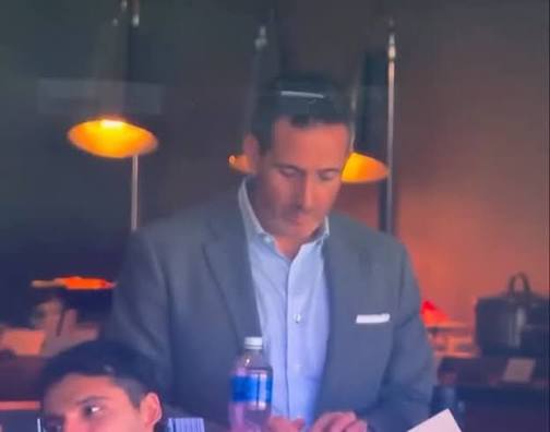 TRENDING: Legendary #Eagles general manager Howie Roseman has gone viral  for texting with his index fingers., 😳😳😳, This is wild…