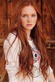 A young photographer from the netherlands, hanne van der woude, combines her love of verdant dutch landscapes with an almost obsessive fascination with natural red hair. Fran Photo Photo Beautiful Red Hair Red Hair Woman Natural Red Hair
