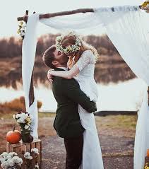 Le crédit mariage est un prêt projet, il vous permet de disposer d'un capital allant de 1 500€ à 21 500€ pouvant être utilisé en partie ou en. Bon Plan 5 Facons De Financer Son Mariage Elle Be