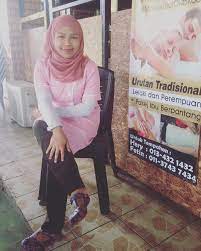 Sedangkan pemilik warung seorang wanita yang umurnya kira2 40 tahunan, eh ada gue keluarin rokok, tiba2 mbak mina bangun terus menjulurkan tangannya kearah meja gue untuk mengambil piring bekas pisang goreng, waktu. Tukang Urut Oldskool Postingan Facebook