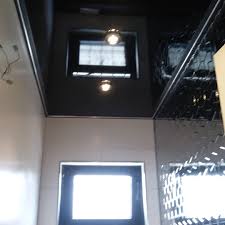 Gaste Wc Mit Schwarz Hochglanzender Plameco Spanndecke In Voerde Am Niederrhein Besonders Edel Und Zeitlos Plameco Ceiling Lights Track Lighting Home Decor