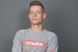 Дудь — кошмарный и феерически бесталанный интервьюер и был таким всегда (*в формате своего ютьюб шоу, а в качестве главреда спортс.ру сделал много очень хороших материалов). Yurij Dud Stal Licom Novoj Reklamnoj Onlajn Kampanii Eldorado New Retail