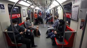 El toque de queda se refiere a la prohibición o restricción, establecida por instituciones gubernamentales, de circular libremente por las calles de una ciudad o permanecer en lugares públicos. Cambios Toque De Queda Metro De Santiago Anuncia Extension De Su Horario Mega