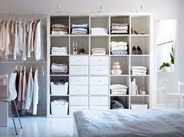 Ikea Regale Kallax Flexibilitat Und Vielseitigkeit Zum Gunstigen Preis Ikea Ideen Ikea Kallax Regal Ankleide Zimmer