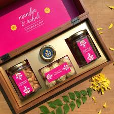 New Unique Food Favours To Distribute With Your Wedding Card Indian Wedding Gifts Wedding Cards Indian Wedding Favors