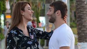 Ünlü modelin sevenleri eşi alpaslan öztürk kimdir, kaç yaşında merak ediyor. Ebru Sanci Futbolcu Esi Alpaslan Ozturk Un Fizik Kondisyonunu Elestirdi