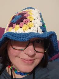 Afternoon everyone If anyone finds a scarf which matches this hat, please  would you dm me? Many thanks Stephen Chalmers-morris