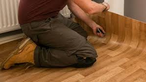 Auch wenn fliesenböden im allgemeinen eben sind, können im laufe der jahre fliesen absacken oder sonstige hohlräume zwischen vinyl und fliesen entstehen. Pvc Boden Richtig Verlegen Anleitung Und Tipps Jobruf