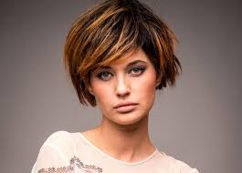 Un esempio di carré corto scalato asimmetrico su capelli castani per un look femminile. Dagli Anni 60 Al 2016 Il Caschetto Corto E Sempre Di Moda Cambiarestile It