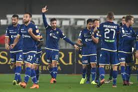 Verona risultati in tempo reale, risultati finali, calendario, classifiche, dettaglio delle partite con marcatori, cartellini gialli e cartellini rossi, comparazione quote e statistiche sugli scontri. Verona Ecco Le Nuove Maglie Macron Per La Stagione 2019 20 Calcio E Finanza
