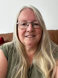 Looking for suggestions for a hair salon. Right now for someone who can  look at your face structure and knows what will look good. My hair is  pretty much one length past