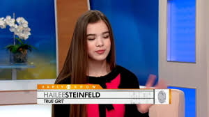 Её мать — чери — дизайнер интерьера. Hailee Steinfeld S True Grit Debut Youtube
