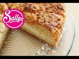 Vorbereitungszeit sind für diesen herrlich saftigen bienenstich nötig. Sallys Classics Bienenstich Rezept Bee Sting Cake Sallys Welt Youtube